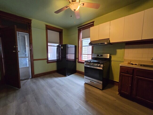 Building Photo - 3024 W 40th St