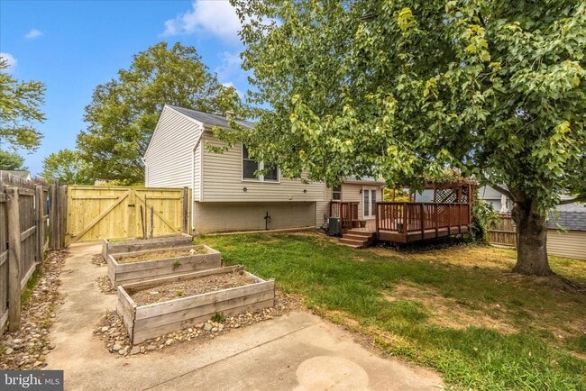 Building Photo - 207 Contour Rd