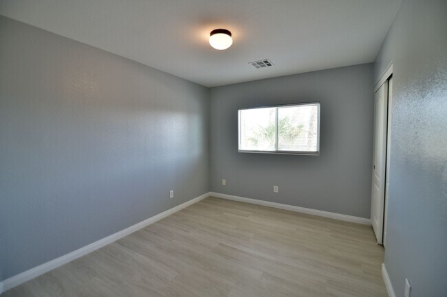 Building Photo - Spacious 4Bed/2Bath/2Car Home located in North Las Vegas w/ Pool!