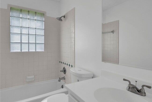 Building Photo - 405 S Montclaire Dr
