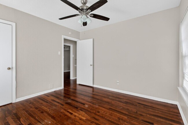 Building Photo - 2 Bedroom, 1 Bath House in Casa View!
