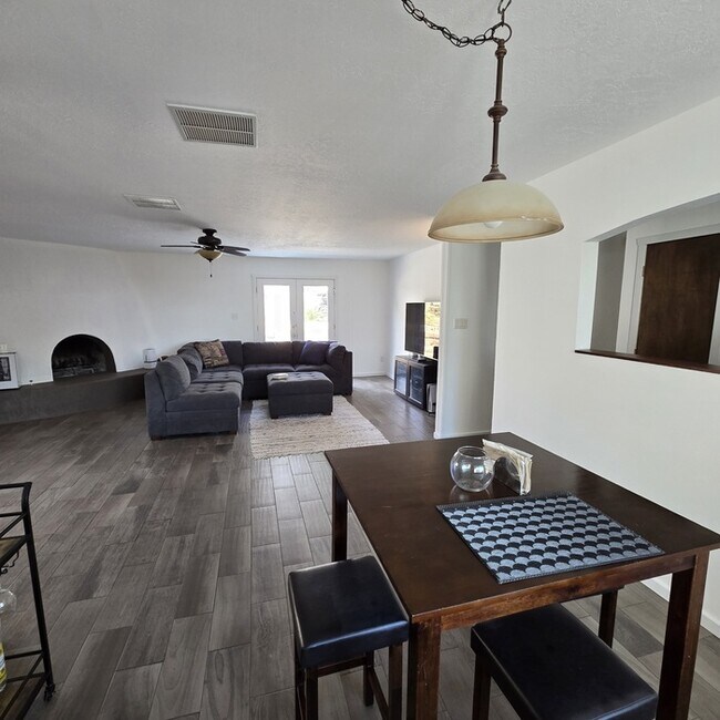 Building Photo - 1048 Monte Largo Dr NE