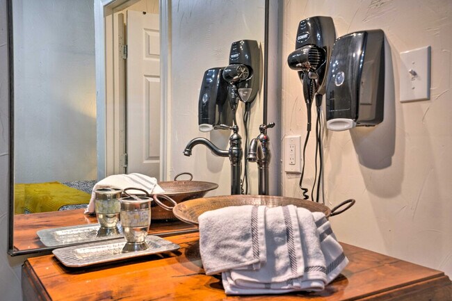 Building Photo - 3704 San Bernardo Ave