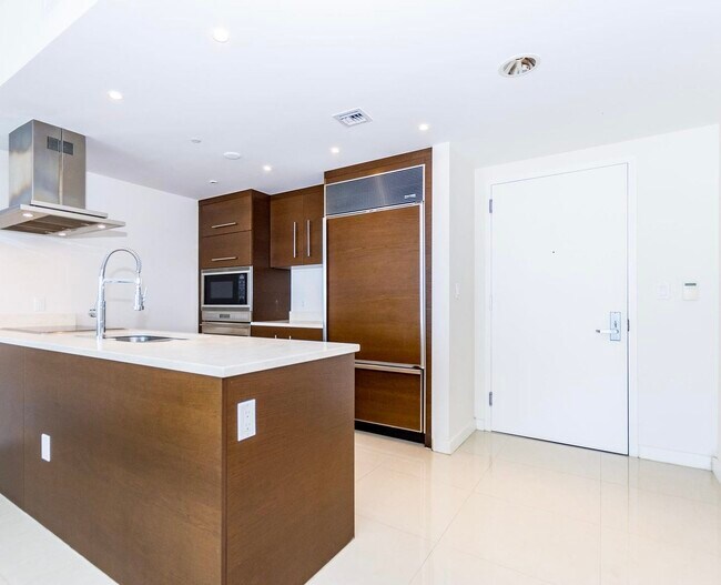 Building Photo - 485 Brickell Ave