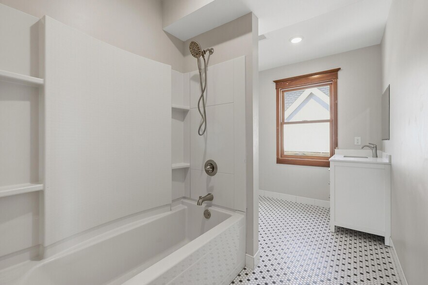 Building Photo - 808 W Main St