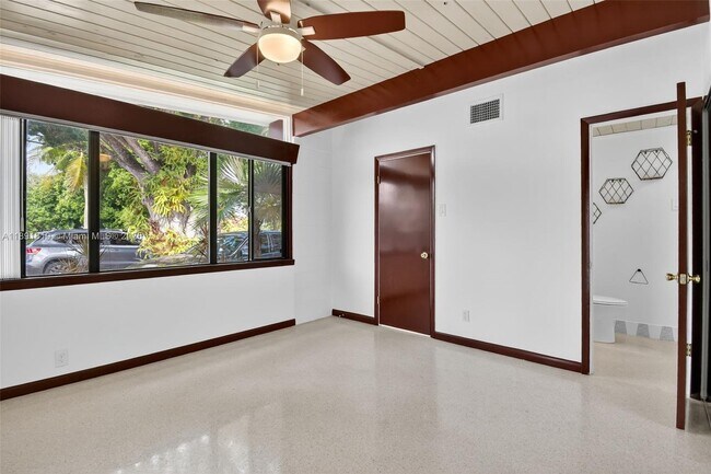 Building Photo - 630 NE 14th Ave