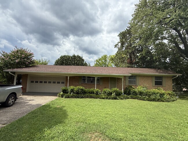 Building Photo - 1625 Green Hills Dr