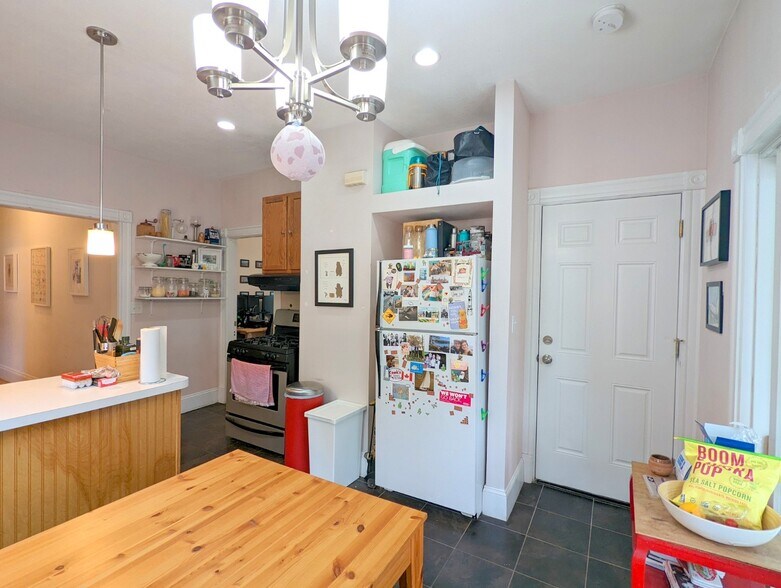 Building Photo - 392 Washington St