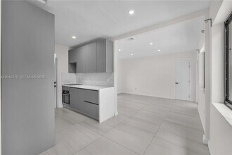Building Photo - 621 SW 33rd Ave
