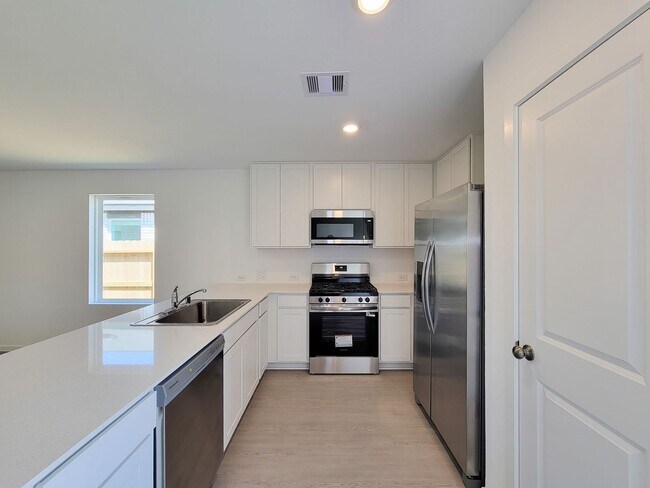 Building Photo - This single-story home shares an open layout between the kitchen, nook and family room for easy e...