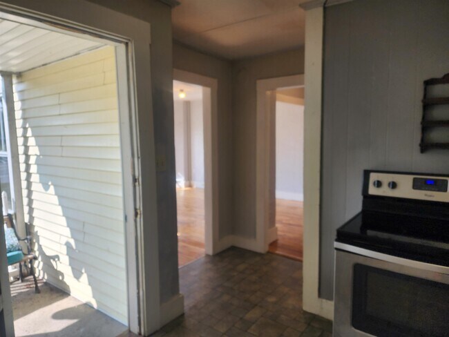Building Photo - 6 Hager Ln