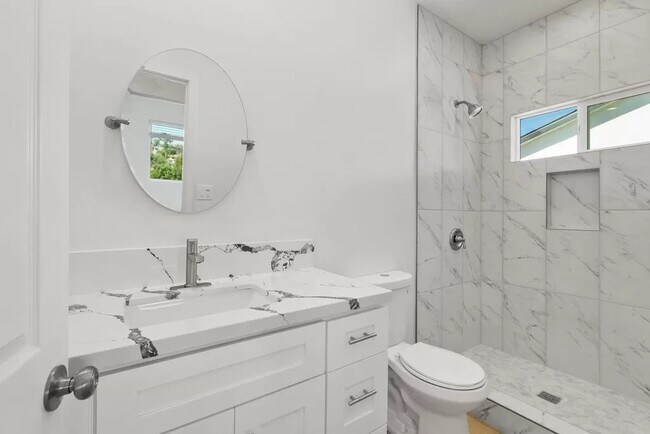 Building Photo - 5141 Ewing St