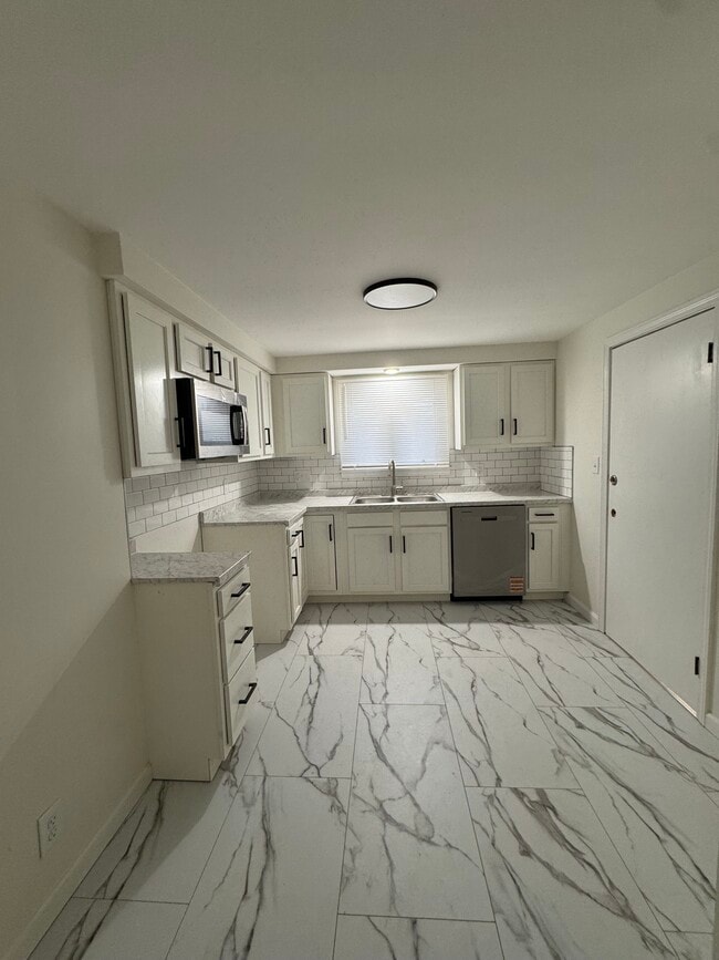 Building Photo - 40 Alburn Dr