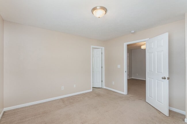 Building Photo - NASHVILLE! Inviting 2 Bedroom 2.5 bath Con...