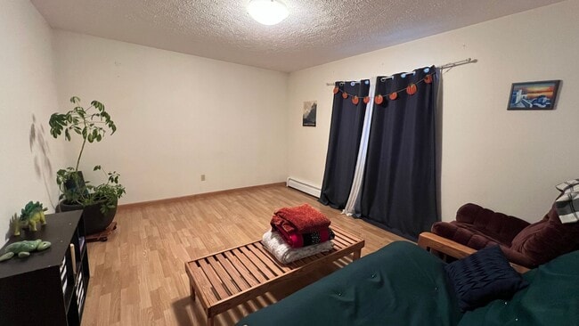 Building Photo - Single Family House off Turpin! 3 Bed/2 Ba...