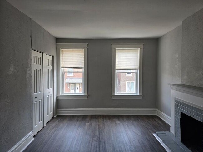 Building Photo - Recently renovated apartment waiting for new tenant