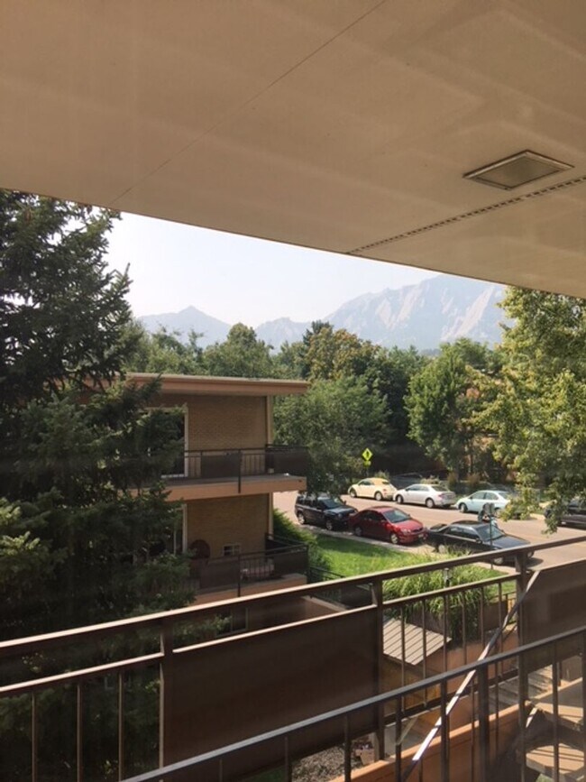 Building Photo - AMAZING LOCATION NEAR CAMPUS 2 Bed 1 Bath Condo-AVAILABLE NOW!