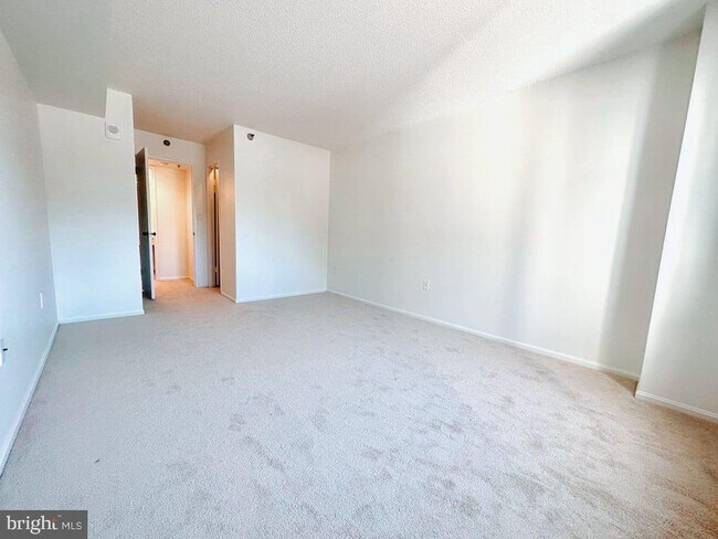 Building Photo - 15100 Interlachen Dr
