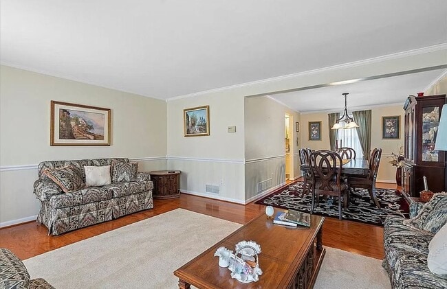 Building Photo - Charming Home! 4 Bedroom 2.5 Bathroom - Hopewell