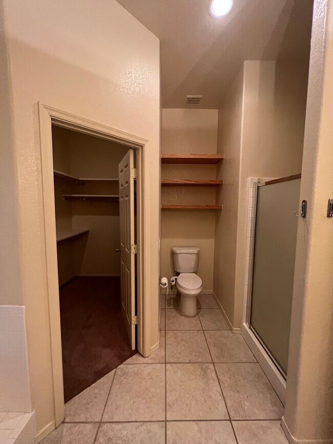 Building Photo - 4 BED POOL HOME!