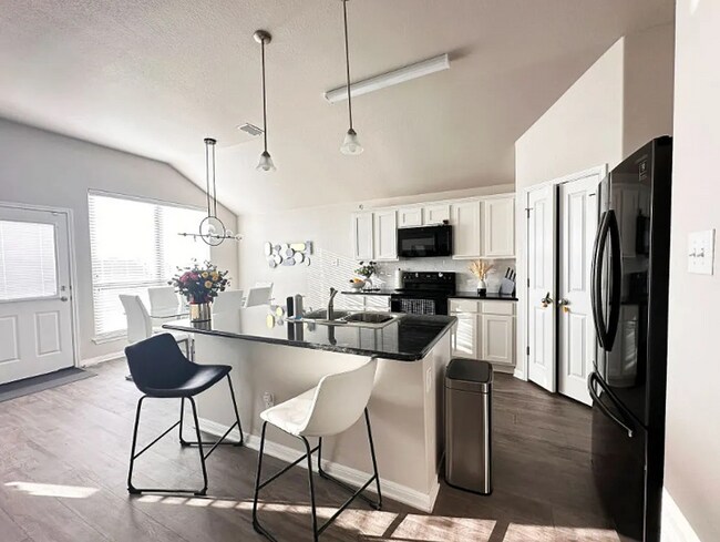 Building Photo - 1250 Lakeway Crossing Dr