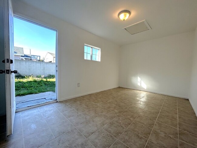 Building Photo - 439 W Buckthorn St