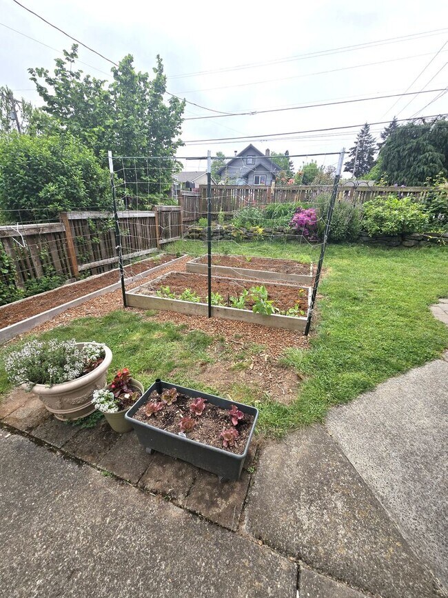 Building Photo - Great Location! Welcome Gardners! Tons of nice amenities ! * Landscape Service is Included *