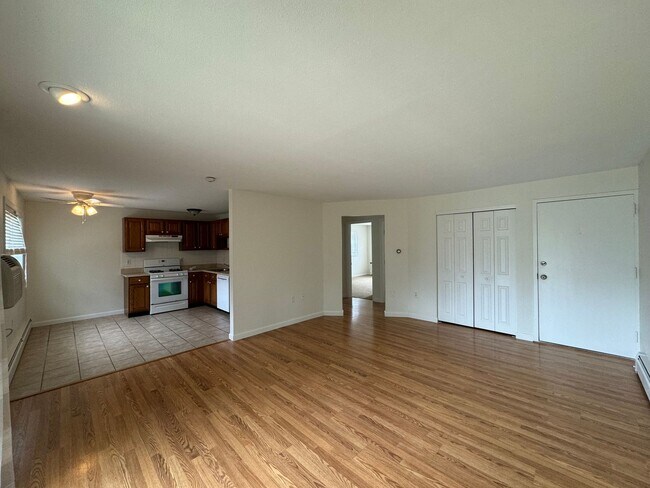 Building Photo - Bright and Spacious Corner Unit in North A...
