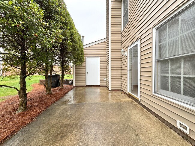 Building Photo - 3 BR Townhouse w/ Garage in Adams Farm