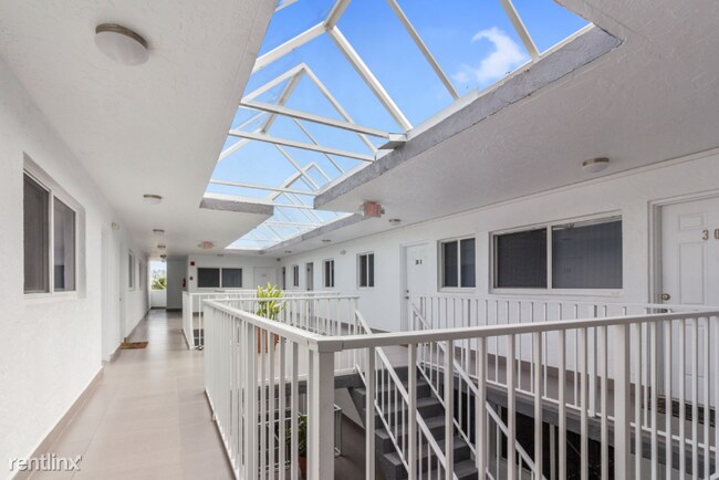 Building Photo - 1986 Biarritz Dr