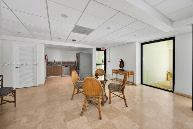 Building Photo - 1600 S Bayshore Ln