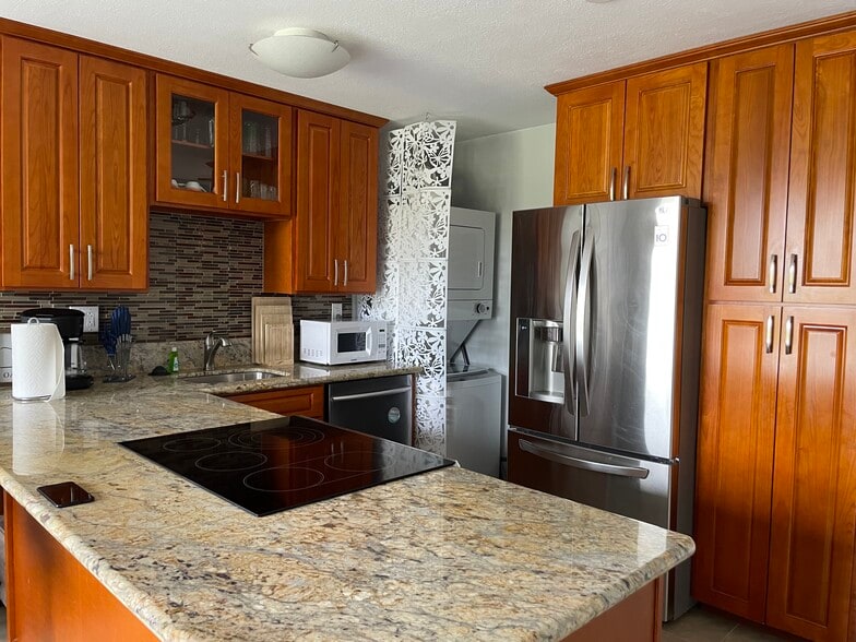 Kitchen - 320 Liliuokalani Ave