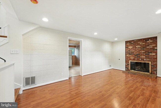 Building Photo - 5011 Roslyn Rd
