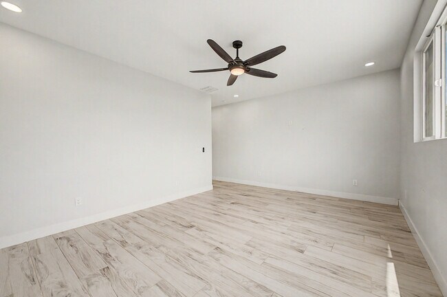Building Photo - 3701 E Ludlow Dr