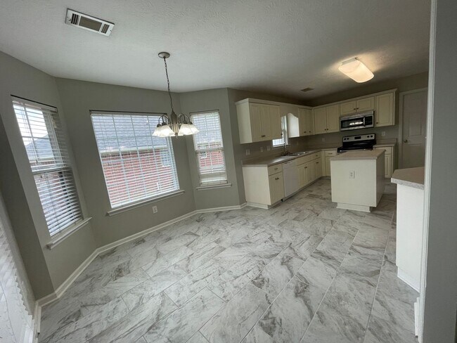Building Photo - 2068 Lake Forest Dr