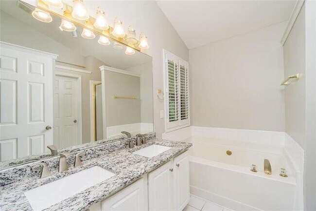 Building Photo - Alpharetta 4 bedroom home with large fenced in backyard