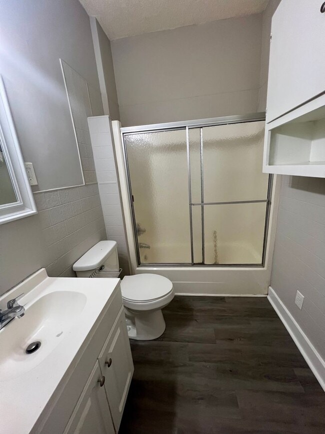 Building Photo - Three bedroom, 1 bath house in Burlington