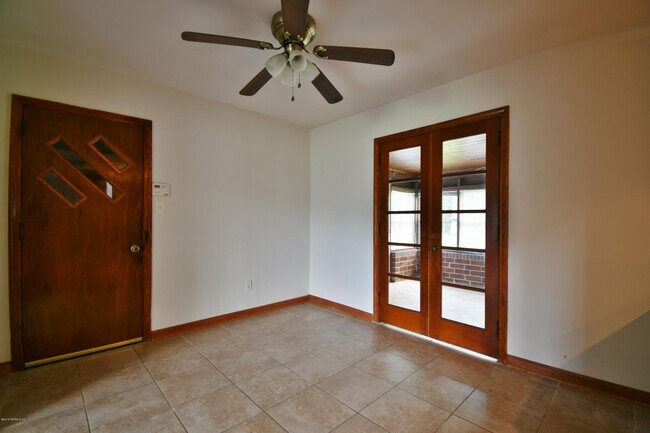 Building Photo - 2101 Maple Leaf Dr E