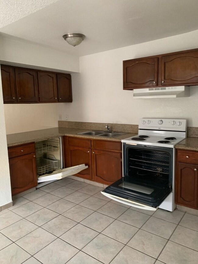 Building Photo - MUST SEE ONE BEDROOM TOWNHOME!