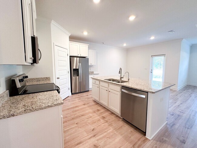 Building Photo - Single story 4 bedroom 2 bath home in Pres...