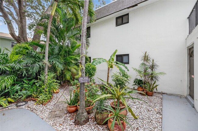 Building Photo - 615 NE 26th St