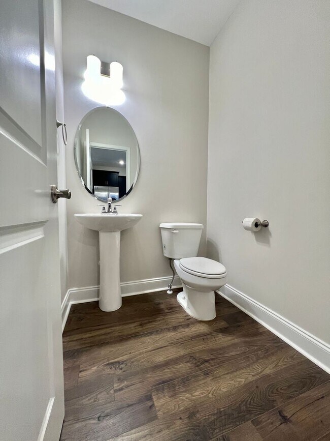 Building Photo - Like New 3 Bed, 4 Bath Townhome w/ 2 Car Garage