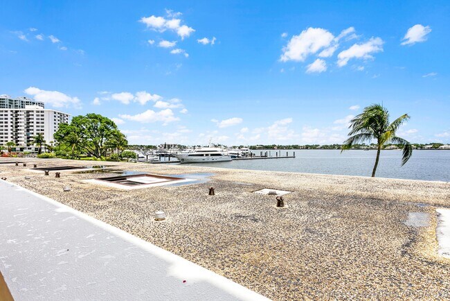 Building Photo - 132 Lakeshore Dr