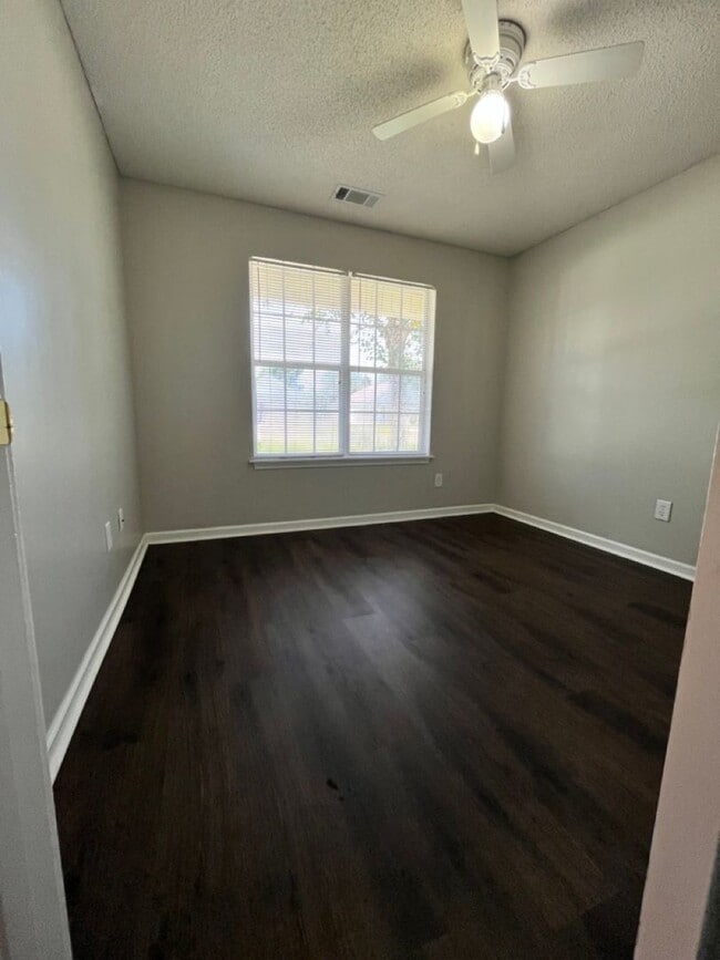 Building Photo - 206 Worthington Ln