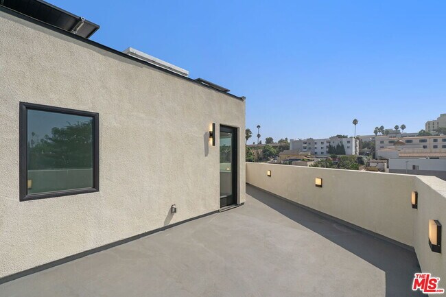 Building Photo - 257 S Park View St