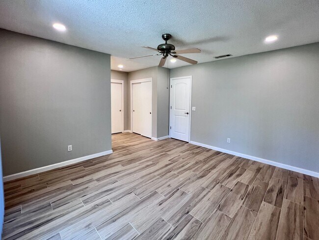 Building Photo - $2,795 Shaw & Academy 4 Bedroom / 2 Bathro...