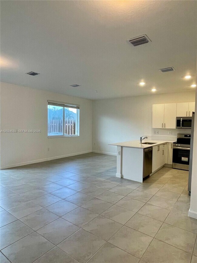 Building Photo - 708 SE 13th Ct