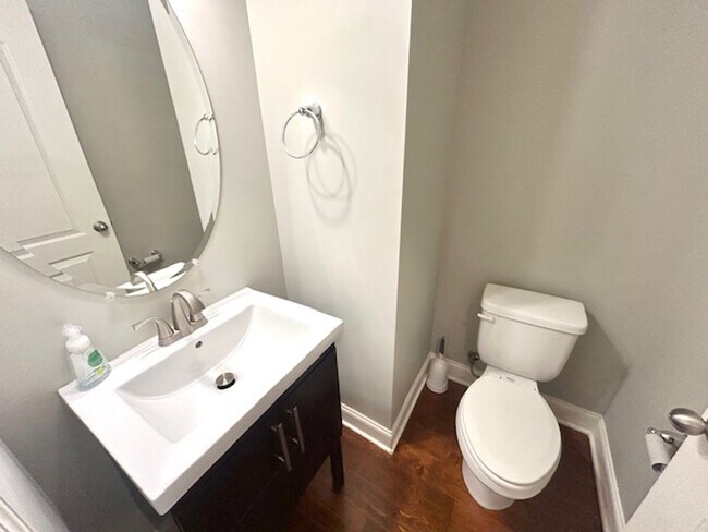 Building Photo - Spacious 4 bedroom, 3 bathroom single fami...