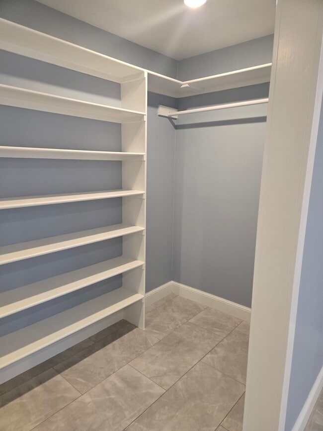 Building Photo - Charming 1 Bedroom Apartment