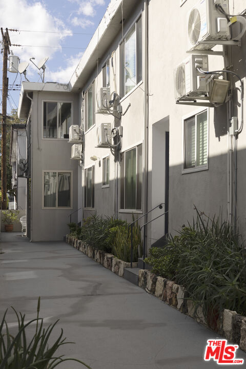 Building Photo - 925 N Curson Ave